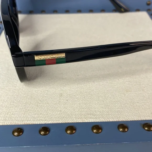 GUCCI GG0767S aviator sunglass comes in a shiny black frame  display picture 2